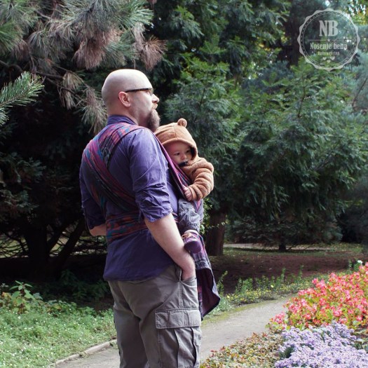 Nošenje pomaže i tati da pronađe mir i zbliži se s bebom nakon dugog radnog dana. Na fotografiji je muž sa sinom u Botaničkom vrtu. 