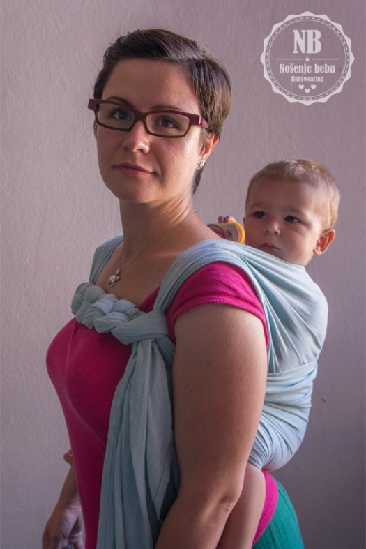 Vez DH Rapunzel, primjer vezivanja duge tkane marame s ukrasnim završetkom.