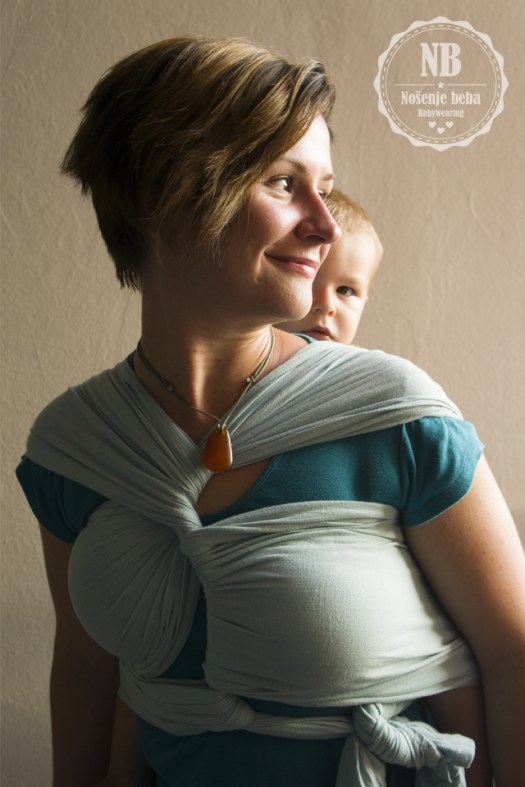 Moderna europska inačica tradicionalnog tajvanskog načina nošenja: tajvanski vez u tkanoj marami.