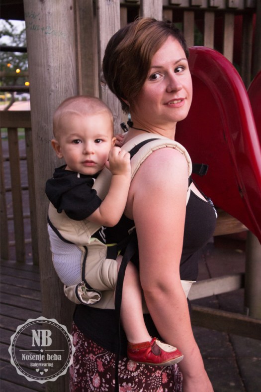 Naramenice se ne mogu dovoljno stegnuti pa panel i beba padnu niže i lelujaju u šetnji.