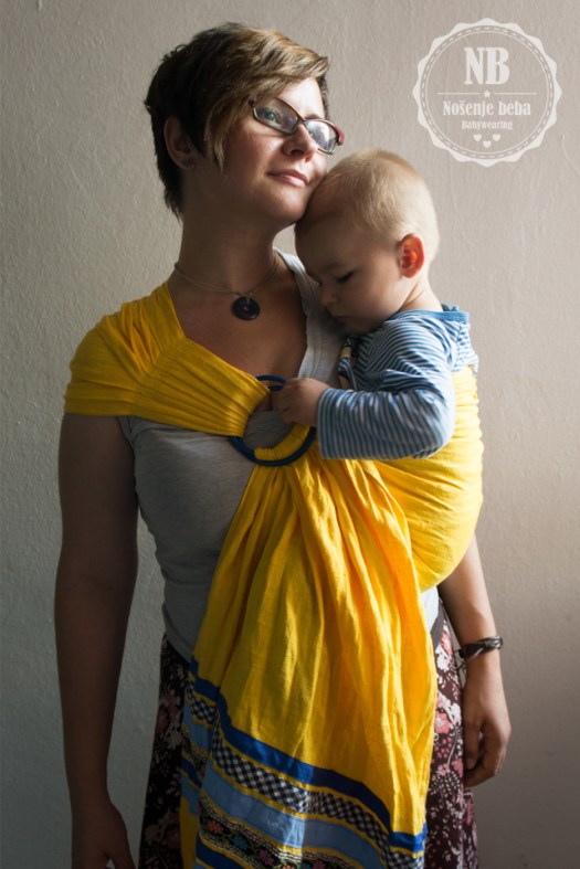 Milili Sunny Yellow sling od debelog lana. Pokušala sam razvući materijal preko ramena no tako su mi prsteni pali prenisko. U prodaju idu slingovi s tipom ramena po želji kupca. 