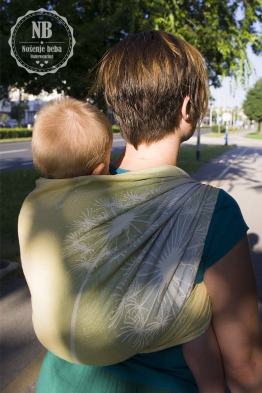 BabyMonkey maslačci se prelijevaju u pastelnih bojama iz žute u zelenu i plavu. 