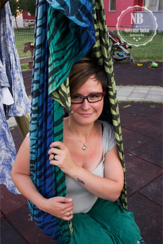 Ovo je jedan od pokušaja "lomljenja" tkane marame Pellicano Zamira: svezala sam ju kao ljuljačku u kvartovskom parkiću za djecu.