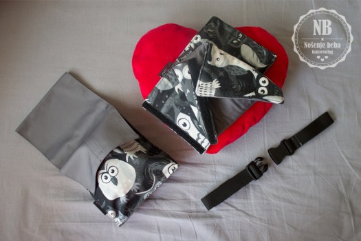 LocoLobo Click&Go. "Loco lobo" možemo prevesti kao "Ludi vuk". :-p Na fotografiji su dodaci koji dolaze u paketu s nosiljkom. 