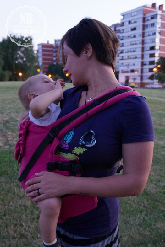 Nošenje bebe u ISARA klokanici na boku. 