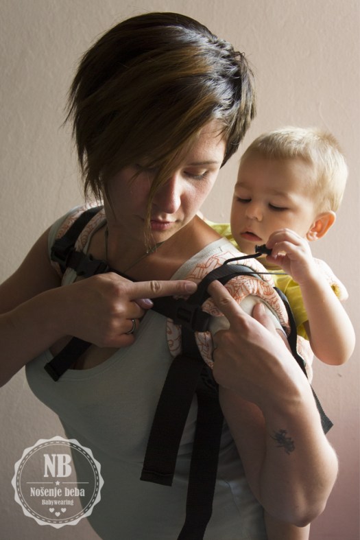 Pričvršćivanje kapuljače za naramenicu provlačenjem konopa kroz remenčić naramenice. 