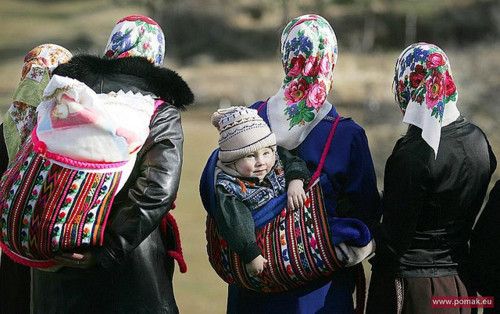 Fotografija A. Emonovog prijazuje tradicionalno nošenje u bugarskim planinama Rodopi. Ovu nosiljku zovu "tsedilo" ("tsedilka") i u njoj su znali nositi i drva. Čak i danas u planinskim selima bake u ovim nosiljkama nose unučad. Je li moguće da je ovo zapravo "vlaška torba" budući da izgleda azijski a Bugari imaju azijsko podrijetlo..? Treba to istražiti.