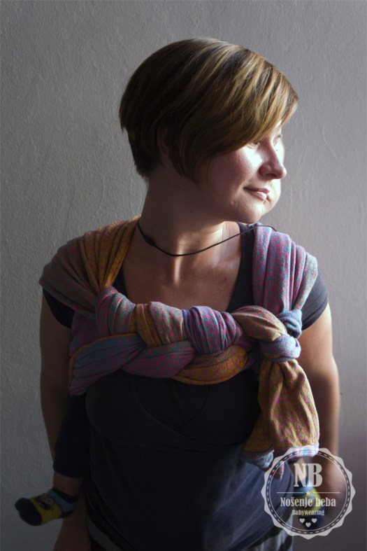 Natibaby Safi Sunset u vezu DH "Rapunzel". U pletenici su do izražaja došle sve boje koje nijansiraju tirkizne, ružičaste i žute niti u tkanju. 