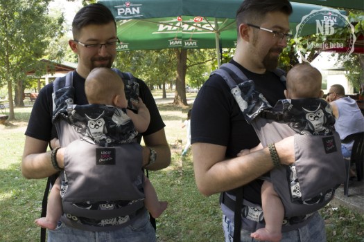 Tata sa četveromjesečnom kćeri u Click&Go™ nosiljci s jastučićem. 