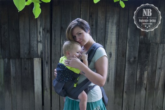 "Loco Tai" tai je po 5 cm uži i kraći od klokanice pa zato nije potreban jastučić za nošenje beba starosti 4. -6 mjeseci. Također radi toga i kraće bebi omogućuje idealan položaj i potporu od koljena do koljena.