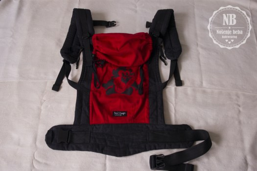 Za recenziju sam dobila na posudbu meku oblikovanu nosiljku standardne veličine. 