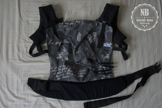 Meka oblikovana nosiljka (SSC) u izvedbi zMajčica iz BiH. Naramenice su zakrivljene kako bi bolje pratile liniju tijela i nosiljka bila udobnija.