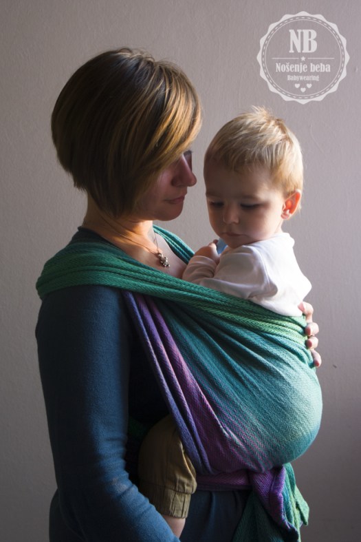 Svog uskoro dvogodišnjaka rijetko nosim sprijeda jer mu noge postaju preduge za brzo i precizno namještanje. S Erin Verde nisam imala osjećaj kao da me vuče prema dolje svojom visinom i težinom. 