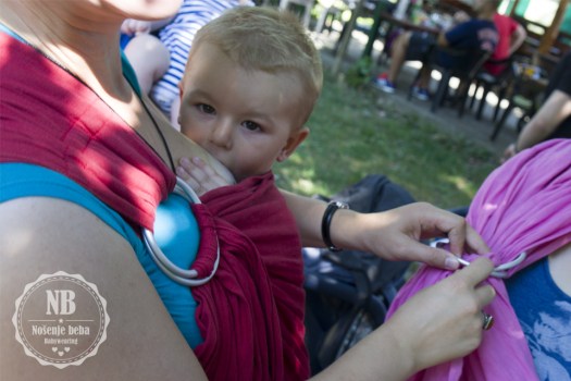 Lijevo je PixieKid laneni sling sa starim hibridnim tipom ramena a desno je novi LocoLobo sling s popularnijim plutajućim nabranim ramenom. Oba su nastala u istoj radionici. 