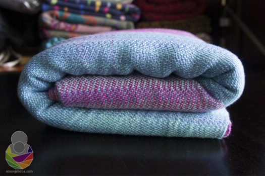 Marama je ručno tkana s ručno bojanim češljanim neizbijeljenim pamukom. Teška je ~323 g/m2, široka 70 cm a duga 3.40 m.