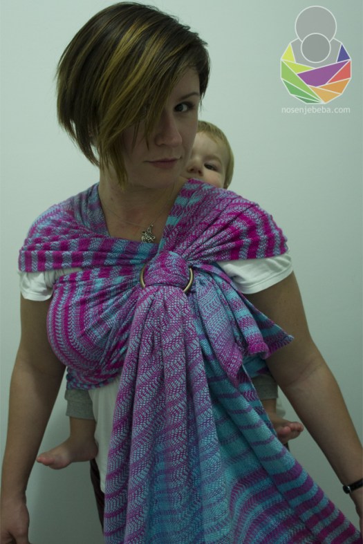 U uvrnutom gusarskom vezu s prstenom za nošenje (Twisted Pirate Carry with Ring Finish). 