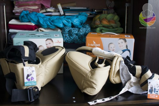 Vidljiva je razlika u dimenzijama između 2 modela I-Angel Hip Seat nosiljki. Lijevo: I-Angel SIMPLE Hip Seat Carrier. Desno: I-Angel MESH Hip Seat Baby Carrier.