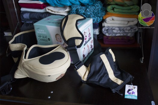 I-Angel SIMPLE Baby Carrier ima malo veću bazu i dolazi s panelom koji je namijenjen isključivo nošenju sprijeda i na boku jer ima samo jednu naramenicu. U ovom modelu se NE nosi na leđima. 