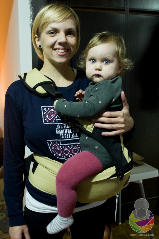 Tamia Gregorović s 14-mjesečnom kćeri Ditom u SIMPLE modelu nosiljke.