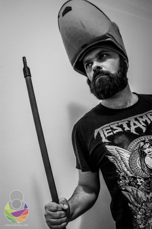 Moj muž je dobio nevjerojatnu želju isprobati koliko se zapravo usko može podesiti pojas. 