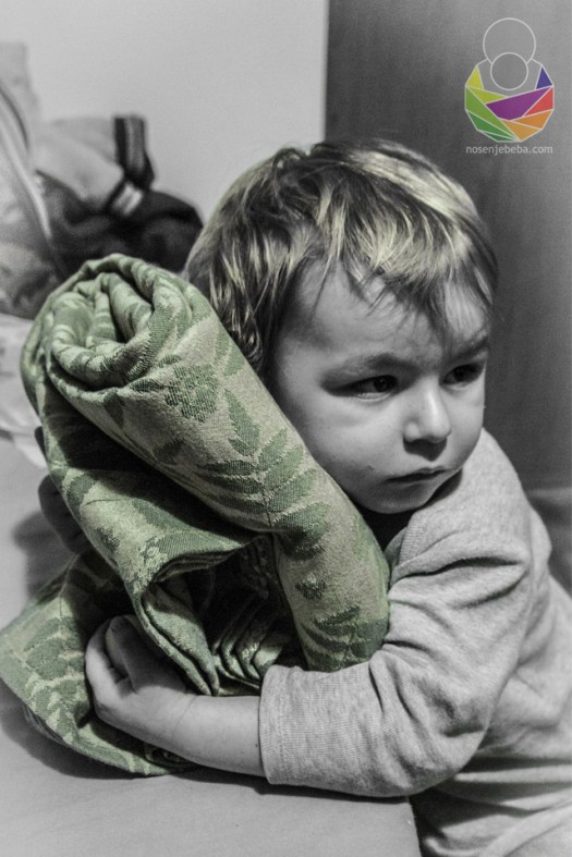 Rowan Viride, švedska tkana marama novog branda Sjala s kašmirom i zanimljivim uzorkom lišća drveta jarebike (Sorbus aucuparia). 