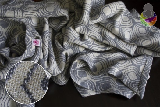 Tkanje s dvije potke na jednoj osnovi (eng. triweave) marami daje voluminoznost i težinu, ali ujedno i mekoću, veliku dijagonalnu elastičnost... 