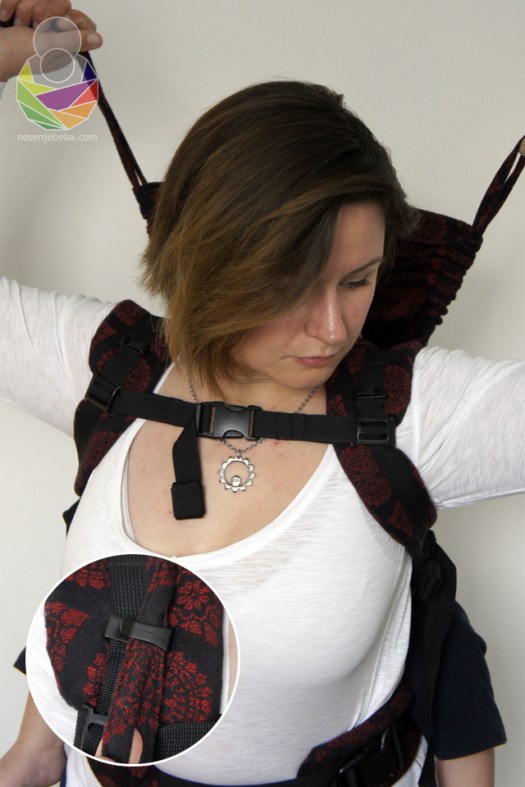 Neodvojiva kapuljača se lako dohvaća i s leđa, u hodu i pričvršćuje s kliznom kvačicom na naramenice.